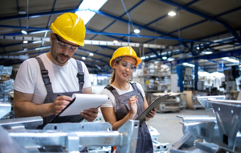 Empleados fábrica metal