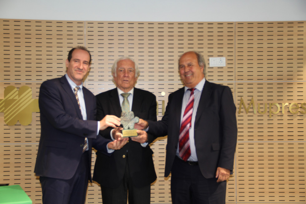 Carlos Espinsoa de los Monteros, presidente de Fraternidad Muprespa, y los representantes de Siderúrgica Balboa