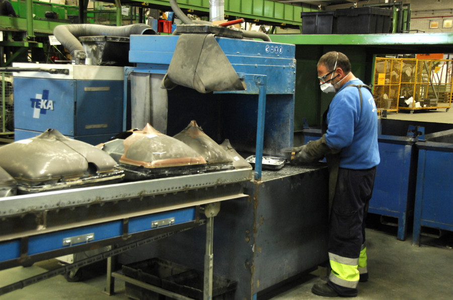 Operario en una planta de reciclaje de residuos electrónicos Recyclia